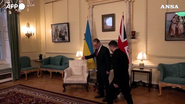 Ucraina-Regno Unito, l'abbraccio fra Zelensky e Starmer a Downing Street