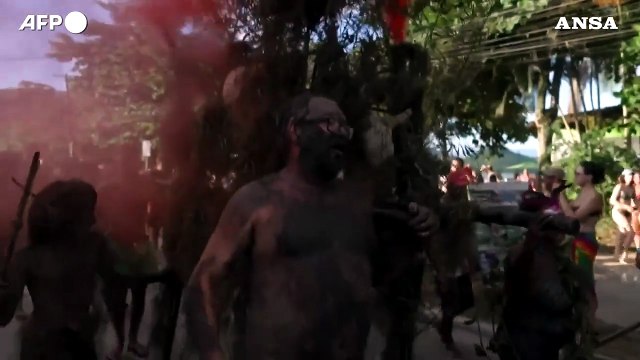 Nessuna maschera, solo fango: ecco il carnevale di Paraty in Brasile