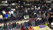 Primo giorno di Ramadan, i fedeli musulmani in preghiera