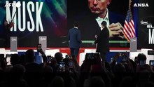 Musk sul palco con una motosega, regalo del presidente argentino Milei
