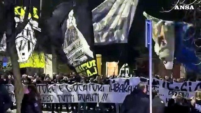 Juventus, la contestazione dei tifosi sotto l'hotel della squadra