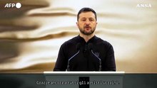 Zelensky ironizza per non essere in giacca e cravatta dopo quanto successo alla Casa Bianca