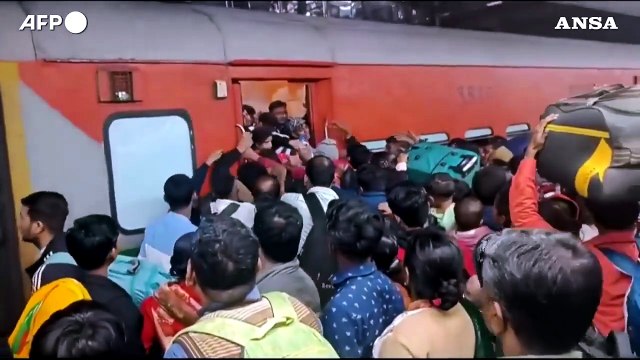 India: ressa per il treno diretto al raduno indu', 15 morti a New Delhi