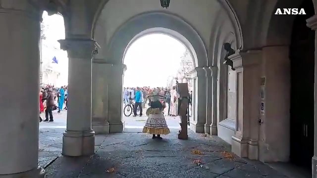 Carnevale a Trieste, folla in maschera riempie piazza Unita' d'Italia