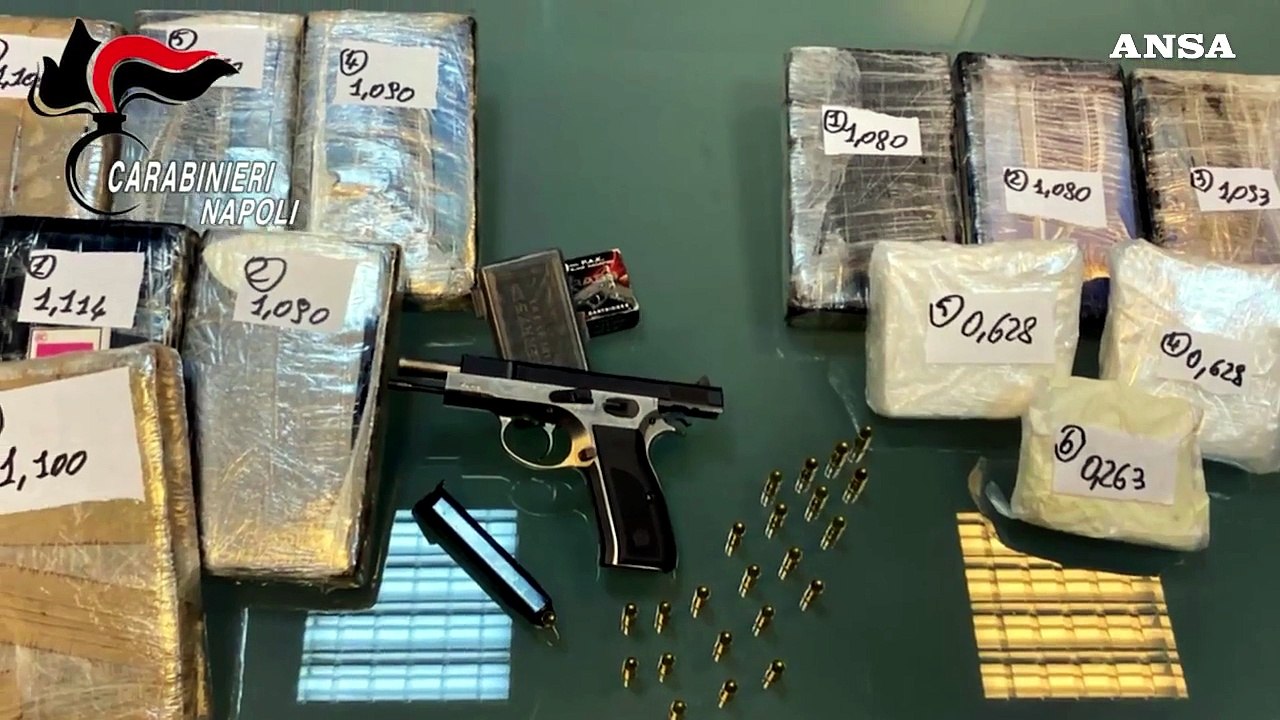 Blitz antidroga nel napoletano, lo spaccio anche con un neonato in braccio
