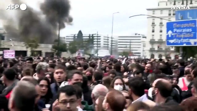 Atene, scontri alla manifestazione per l'anniversario dell'incidente ferroviario di Tebi