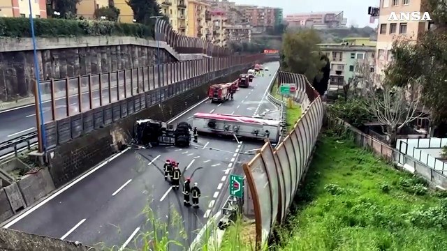 Napoli, autocisterna si ribalta sulla Tangenziale: stop al traffico