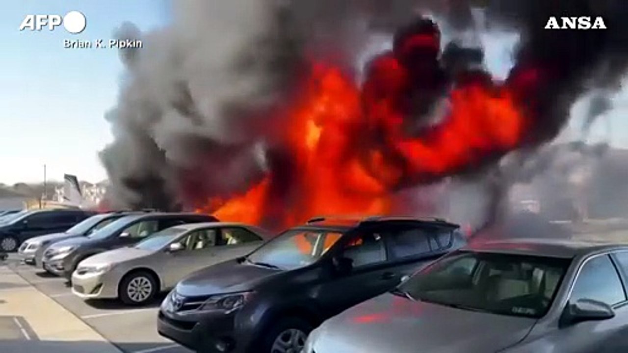 Un piccolo aereo si schianta in un parcheggio della Pennsylvania