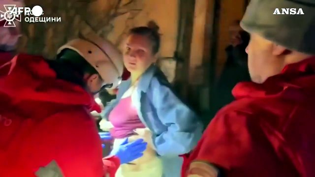 Attacco di droni russi su Odessa, soccorritori al lavoro