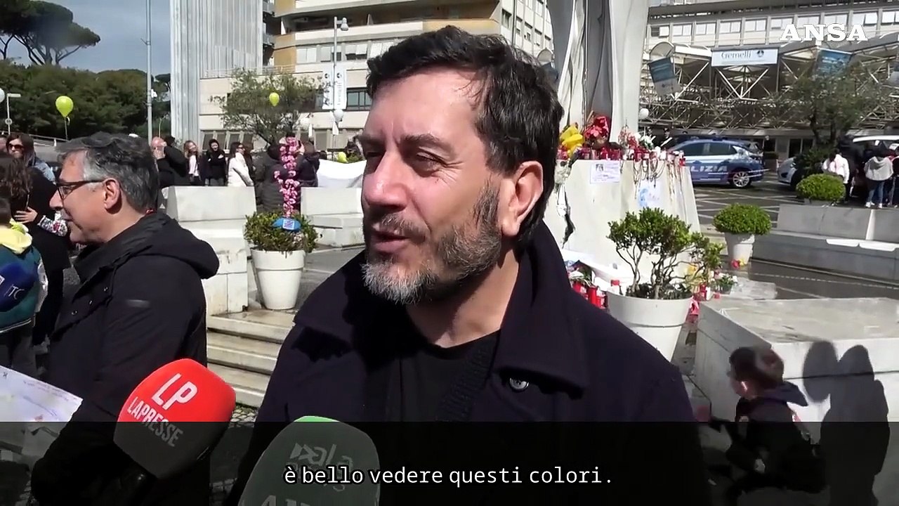 Papa ricoverato, con i bambini davanti al Gemelli "e' questa la piazza della pace"