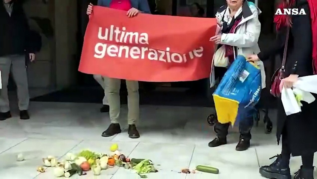 Blitz attivisti a Roma, scarti di verdura davanti al Bulgari Hotel