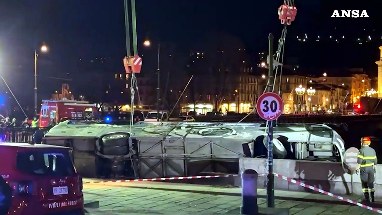 Bus precipitato nel Po a Torino, le operazioni di recupero