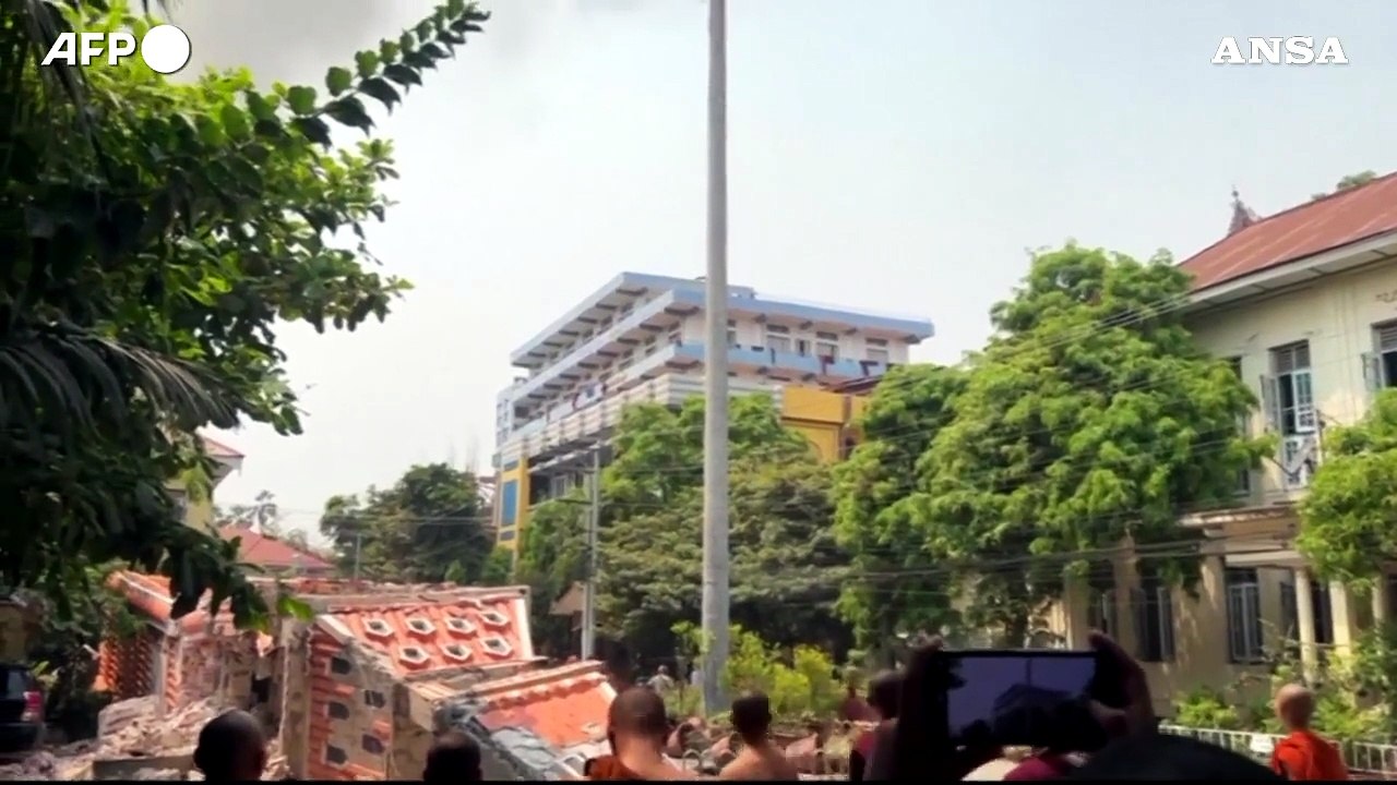 Sisma in Myanmar, monaci riprendono il crollo di un palazzo a Mandalay