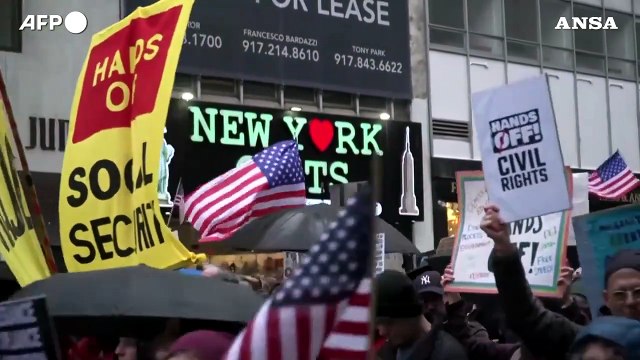 Stati Uniti, proteste contro Trump e Musk al grido di giu' le mani
