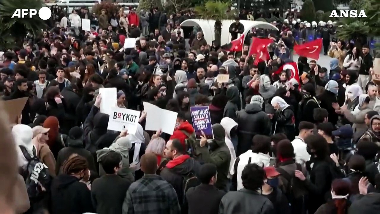 Turchia, non si placano le proteste: studenti in piazza a Istanbul