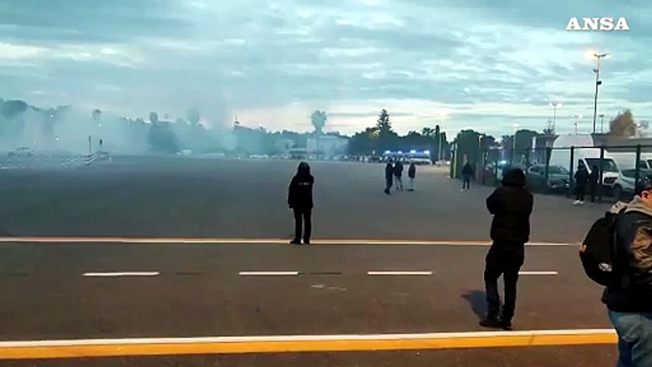 Calcio, scontri tra tifosi e poliziotti per Lec...
