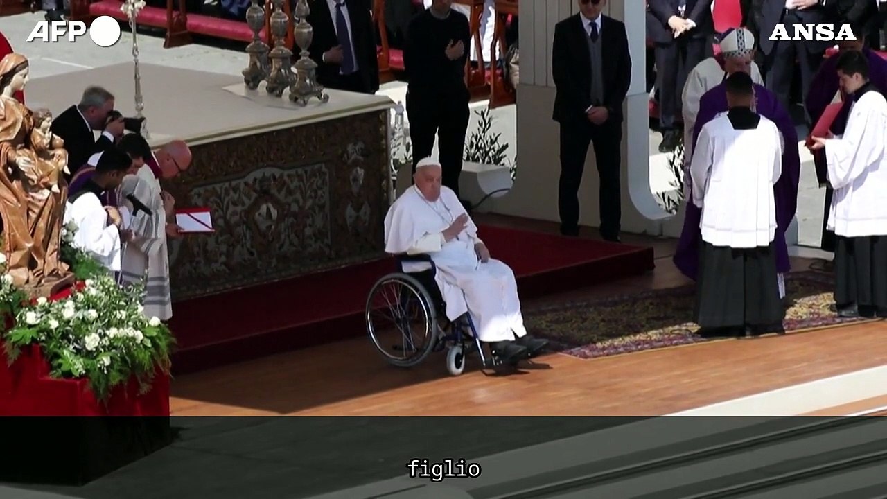 Papa Francesco torna in piazza San Pietro e saluta i fedeli