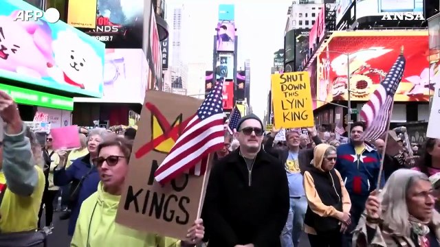 Marcia contro Trump a New York, in piazza decine di migliaia di persone