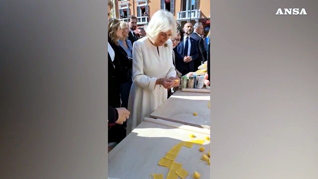 Carlo e Camilla in piazza a Ravenna, la Regina tira la sfoglia con chef Bottura