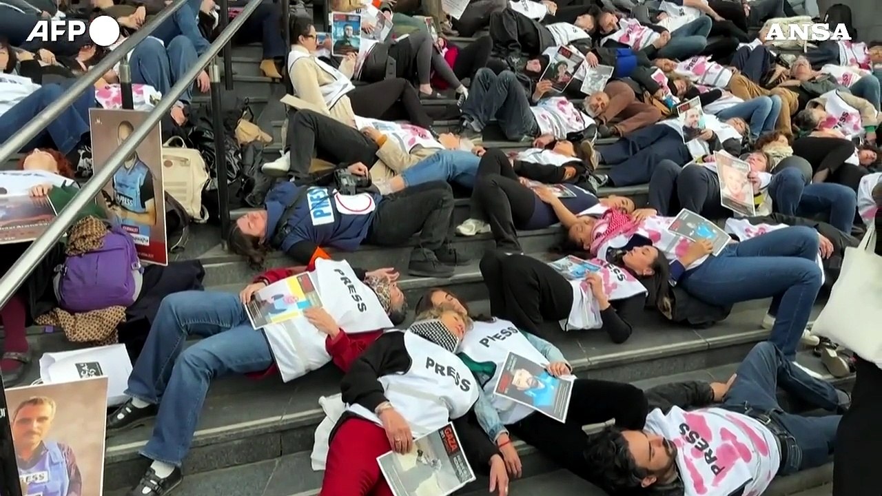 Parigi, la protesta contro la morte di quasi 200 giornalisti palestinesi a Gaza