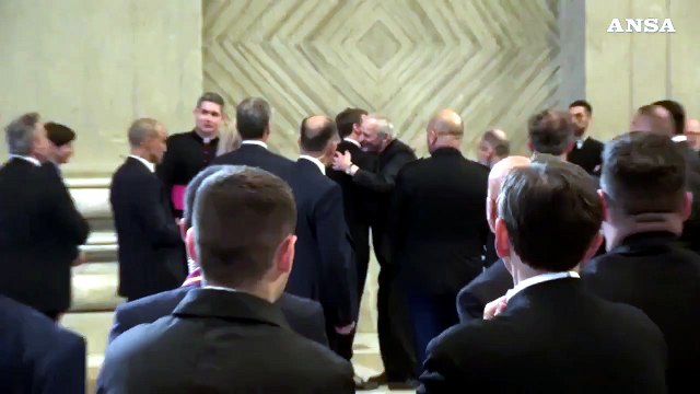 Papa Francesco, incontro fra Macron e Zuppi in Basilica