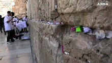 Gerusalemme, la rimozione dal Muro dei biglietti con le preghiere