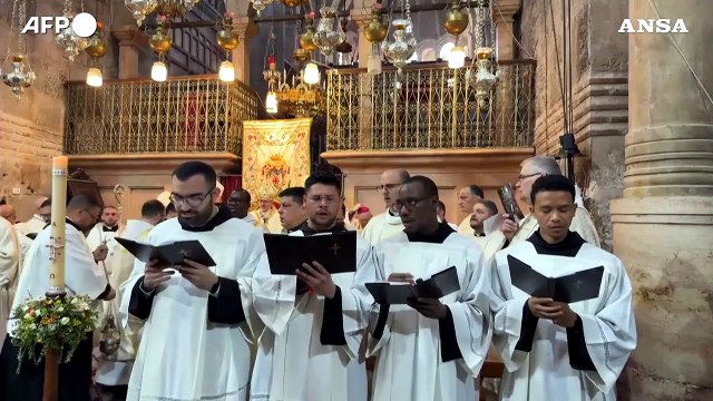 A Gerusalemme la messa di Pasqua nella Chiesa del Santo Sepolcro