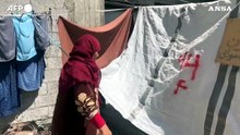 Gaza City, palestinesi accampati accanto a una discarica
