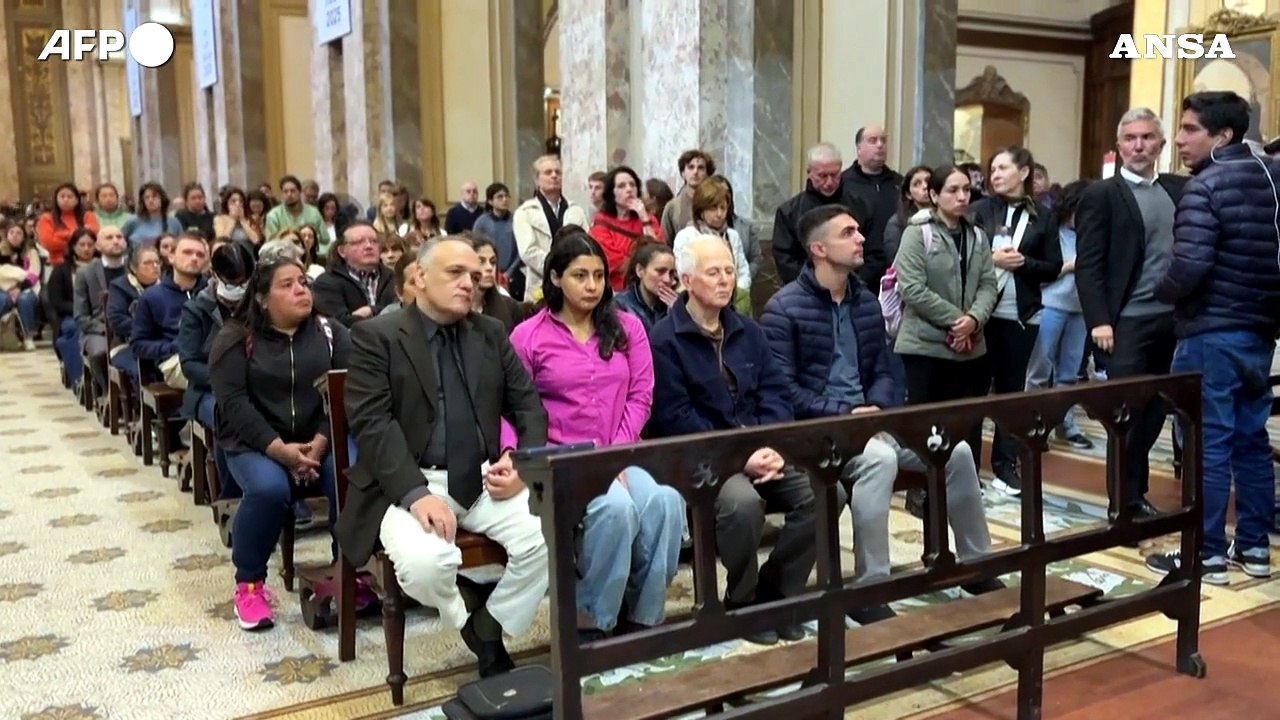 Morte Papa Francesco, l'omaggio degli argentini nella Cattedrale di Buenos Aires