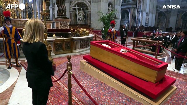 Meloni rende omaggio alla salma di papa Francesco a San Pietro