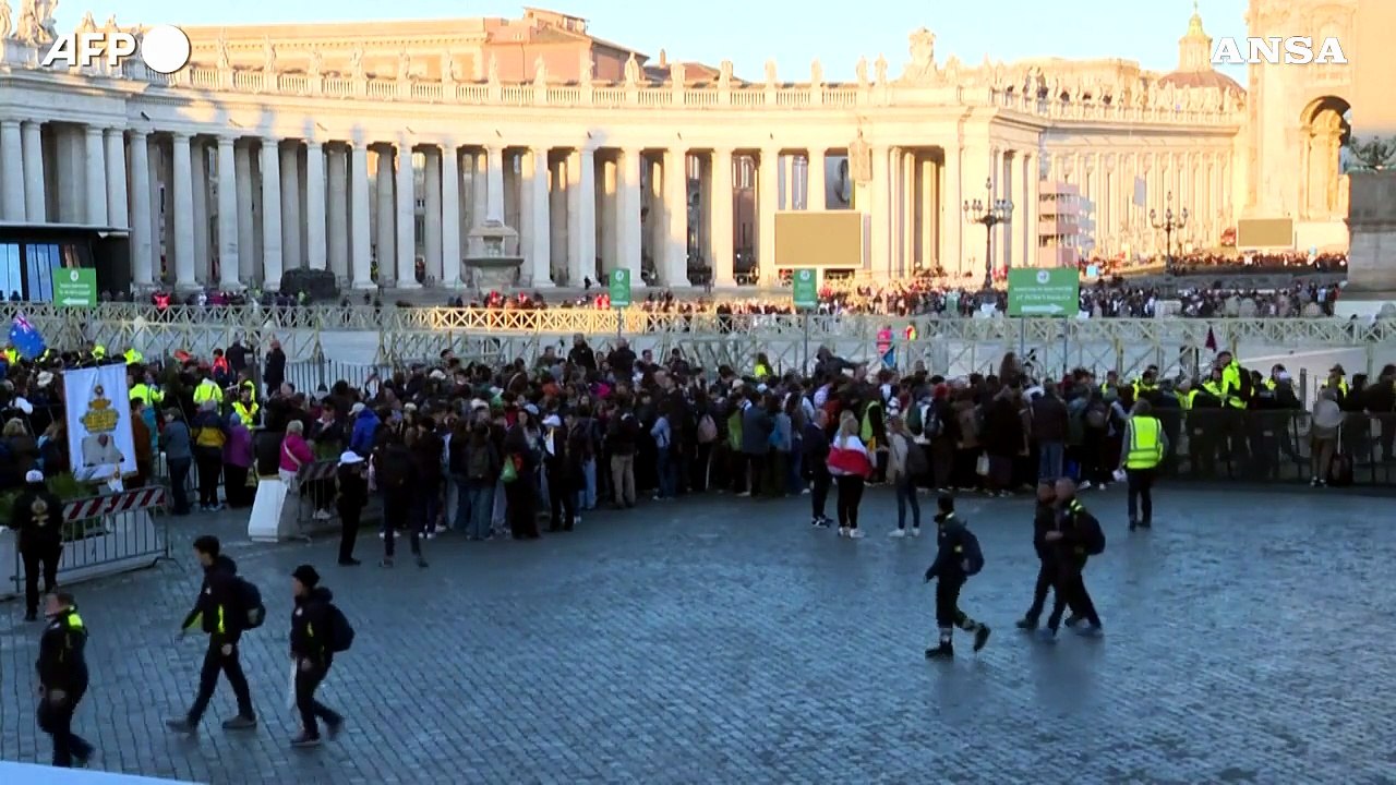 Aperti i varchi, i fedeli arrivano in Piazza San Pietro per i funerali del Papa