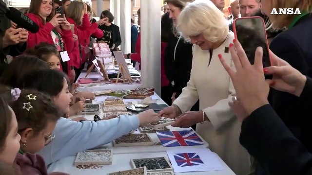 Carlo e Camilla, insieme a Mattarella, in giro per gli stand in piazza del Popolo a Ravenna