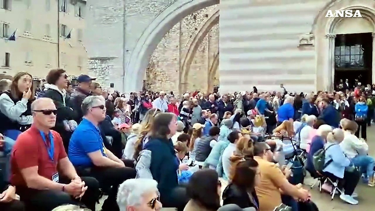 Sgabello e panino per seguire in piazza ad Assisi il funerale del Papa