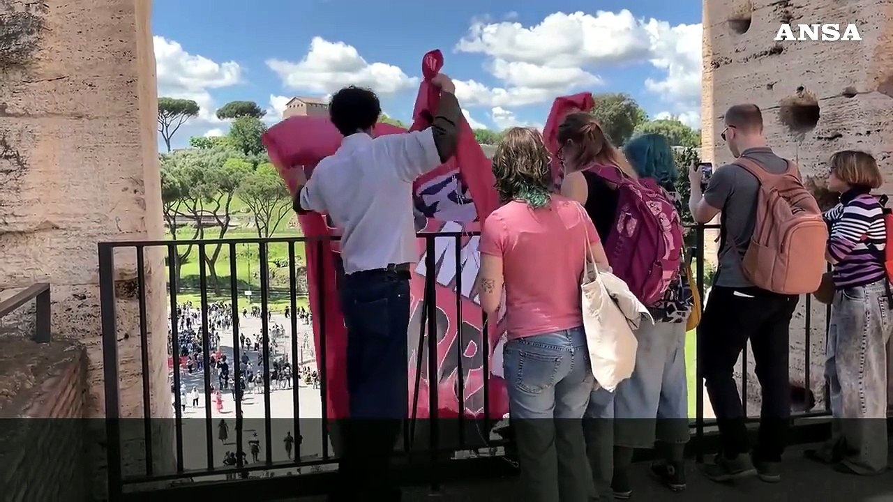 Striscione di Extinction Rebellion al Colosseo: "Disarmate la Terra"