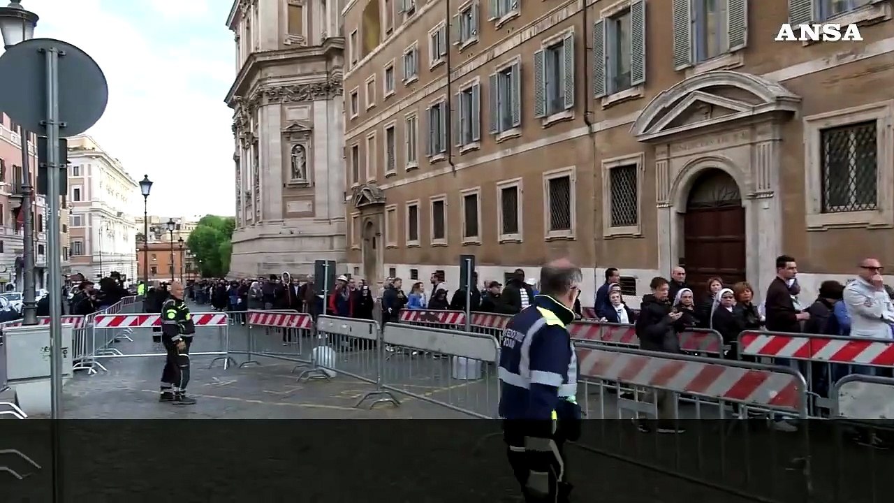 Papa Francesco, tra i fedeli in visita alla tomba a S. Maria Maggiore