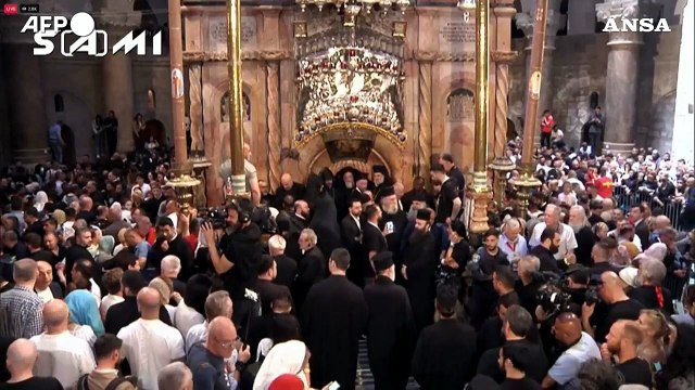 Gerusalemme, la cerimonia del Fuoco Sacro nella chiesa del Santo Sepolcro