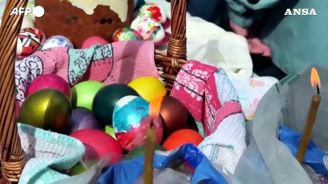 Russia, i fedeli ortodossi celebrano la Pasqua con dolci e uova dipinte