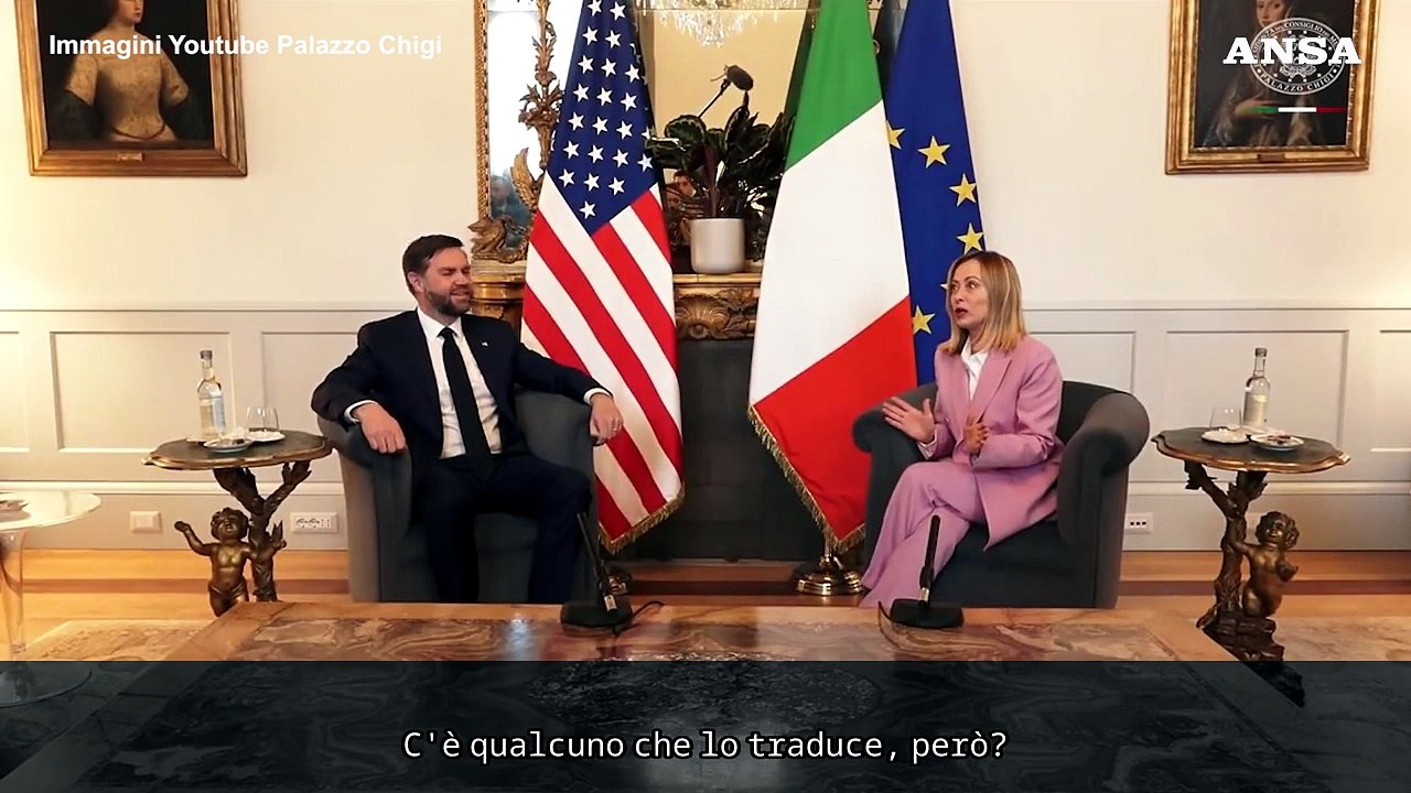 Meloni lo introduce in italiano, Vance: "Anche mi avesse detto scemo, suonerebbe bene"