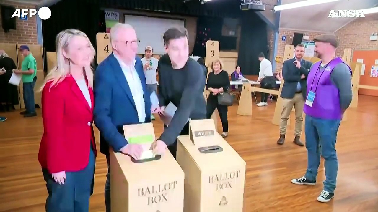 Australia al voto, ai seggi il primo ministro Albanese e... i bagnanti