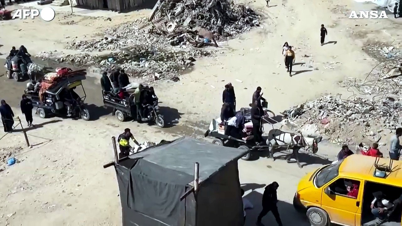 Gaza, civili in fuga dopo i raid israeliani nel nord della Striscia