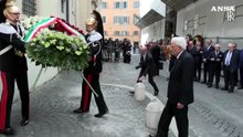 Roma, Mattarella depone una corona sotto la lapide di Aldo Moro