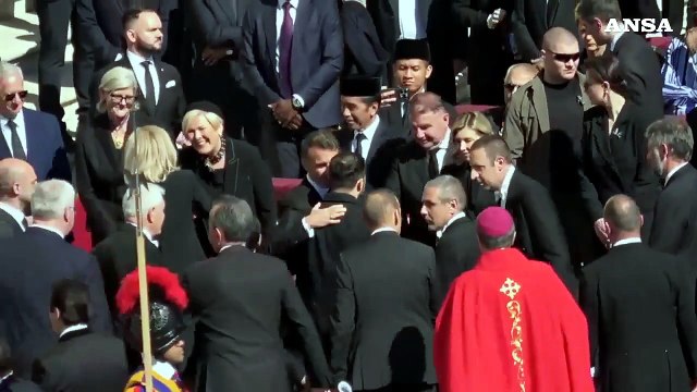 L'addio del mondo a Francesco, abbraccio fra Macron e Zelensky