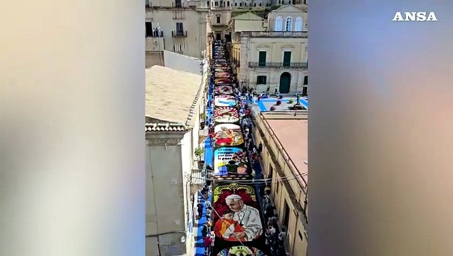 Infiorata di Noto, via Nicolaci si veste di fiori