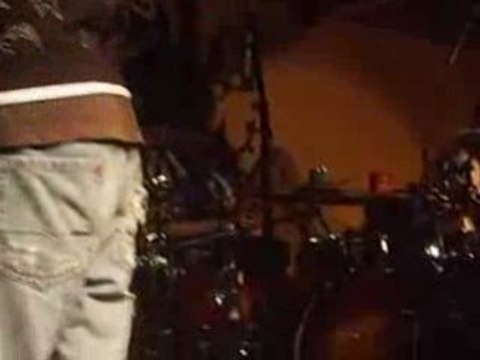 Amy Winehouse - Playing The Drums