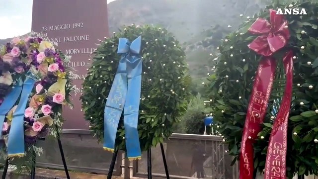 Deposta una corona di alloro davanti alla Stele di Capaci