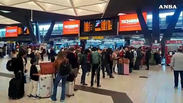 Napoli Centrale, lo sciopero dei treni provoca ritardi e cancellazioni