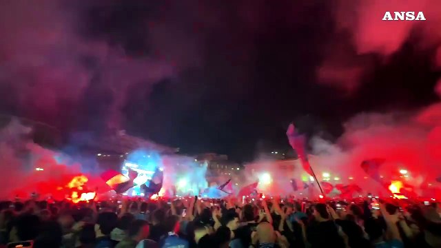 Napoli campione, la festa scudetto in piazza Plebiscito tra cori e fuochi d'artificio