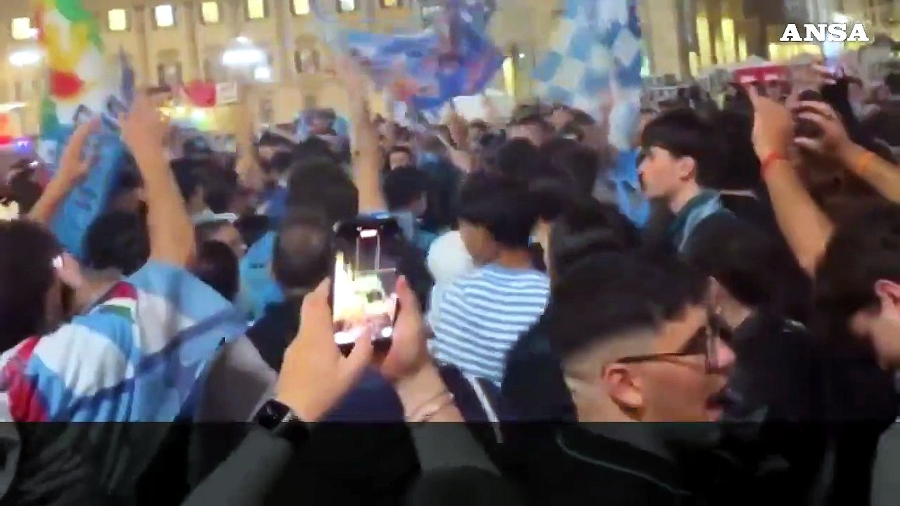 Il Napoli vince il quarto scudetto, festa anche a Milano