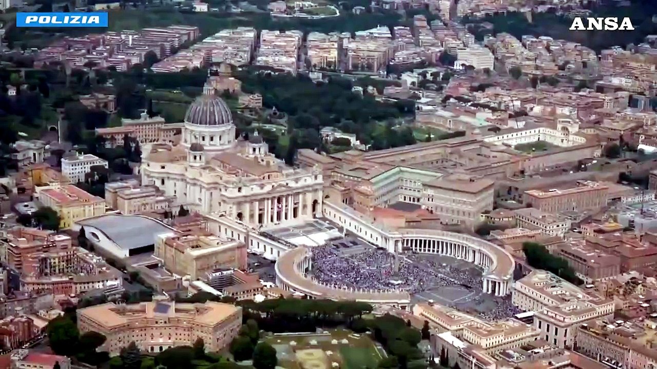La preghiera del Regina Caeli, le immagini dall'elicottero