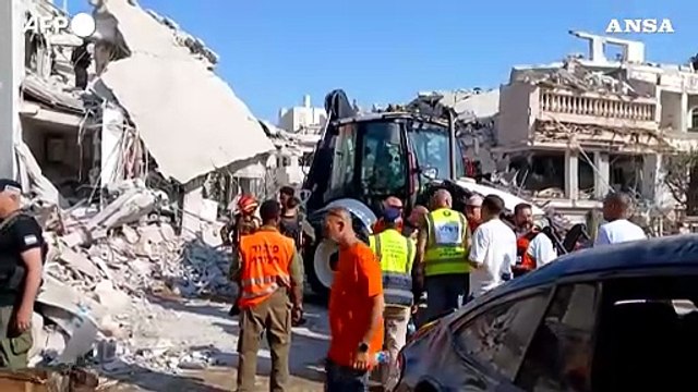 Israele, ingenti danni dopo i raid missilistici iraniani: soccorritori sul posto